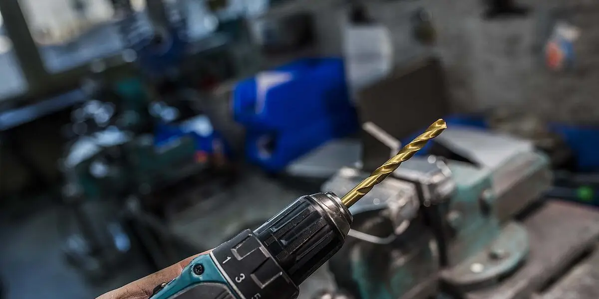 Metallbohrer in einer Bohrmaschine  die in einer Werkstatt ist