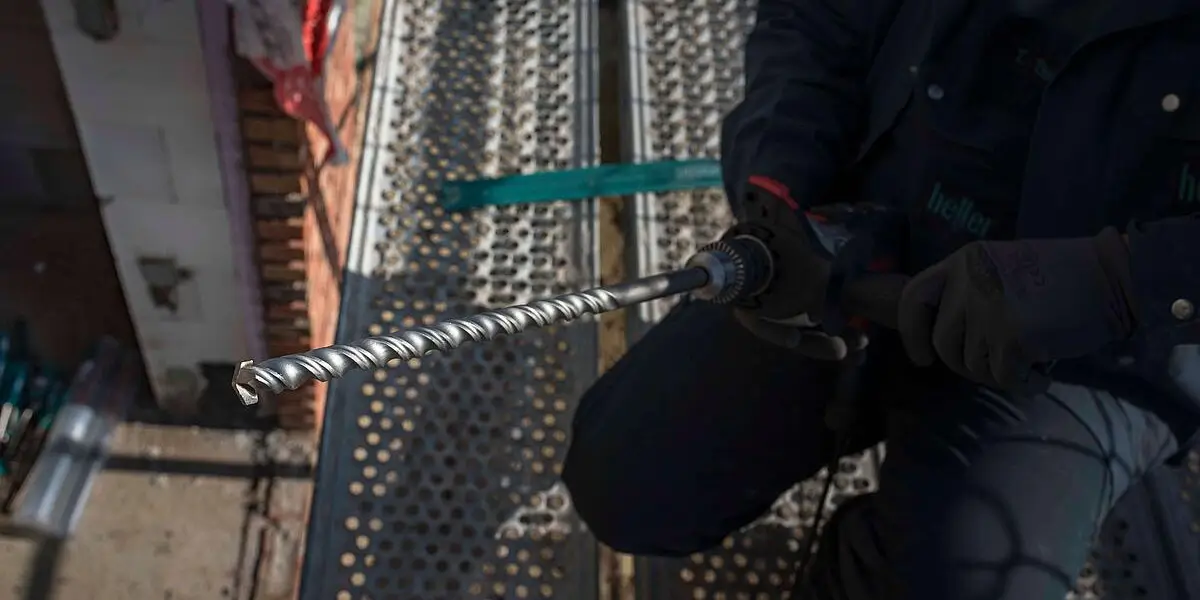 Großer Steinbohrer auf einer Baustelle